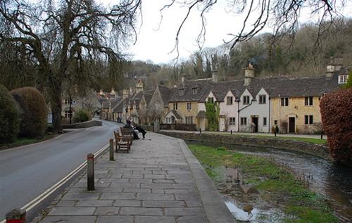 Dòng suối nhỏ chảy qua làng Castle Combe