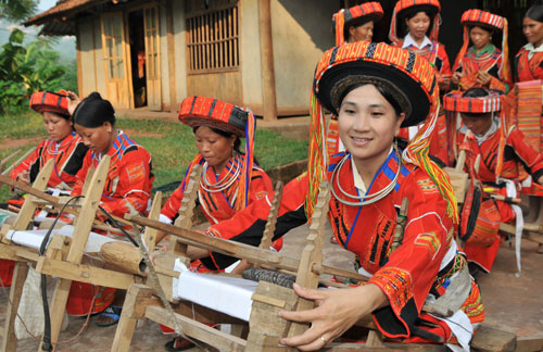 Tổ chức trình diễn trang phục các dân tộc Việt Nam