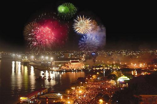 Thành phố Hồ Chí Minh hân hoan mừng ngày lễ lớn 