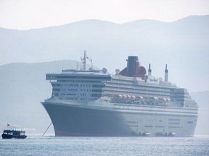 Nha Trang đón hơn 2.400 khách tàu du lịch biển Queen Mary 2