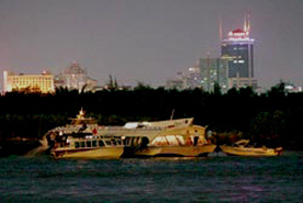 Tàu cánh ngầm chở khách du lịch gặp nạn trên sông Sài Gòn