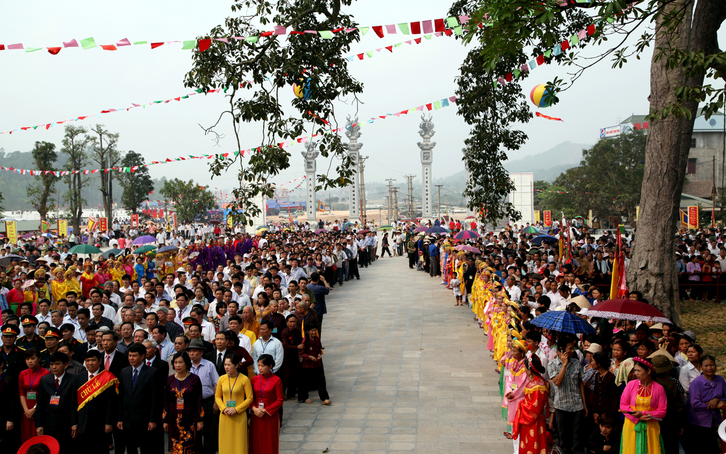 Hàng vạn du khách về tham dự khai hội Tây Thiên