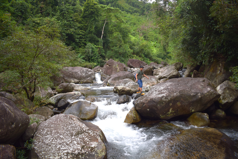 Khám phá thác Đôi ở bản Tài Chi (Quảng Ninh)