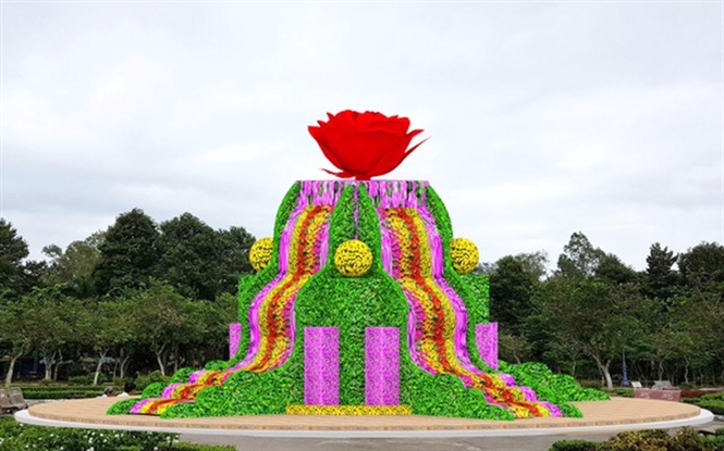 Đồng Tháp xác lập kỷ lục thác hoa tươi lớn nhất Việt Nam