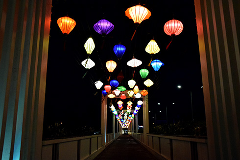 Nha Trang mở cửa cầu đèn lồng đầu tiên ở phố biển 