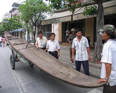 Hiến tặng Bảo tàng Đà Nẵng chiếc thuyền độc mộc hàng trăm năm tuổi