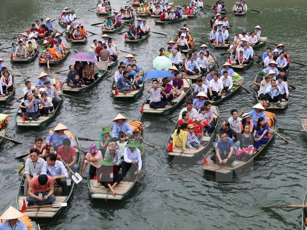 Hàng nghìn du khách tham dự Lễ hội truyền thống Tràng An (Ninh Bình)