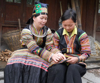 Nét độc đáo của trang phục phụ nữ dân tộc Mông đen ở Tuyên Quang