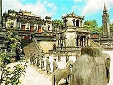 Lần đầu tiên khách du lịch được chiêm ngưỡng tranh tường tại Cung An Định (Huế)