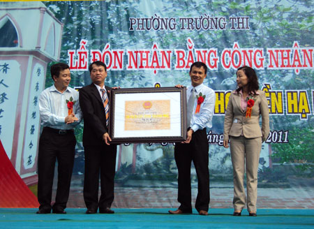 Trao bằng công nhận di tích Đền Hạ Mã