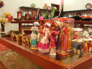Triển lãm ASEAN qua trang phục và đồ mỹ nghệ tại Rumani