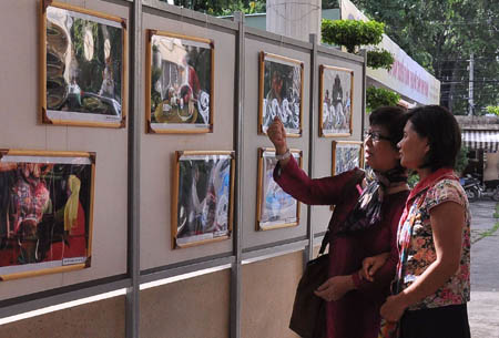 Khách tham quan các bức ảnh thể hiện đời sống sinh hoạt, văn hóa, tín ngưỡng của phụ nữ Chăm Ninh Thuận.