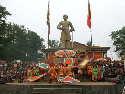Biểu diễn nghệ thuật trước tượng đài Hoàng Hoa Thám tại Bắc Giang