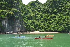 Khám phá vịnh Lan Hạ (Hạ Long) bằng ván SUP 