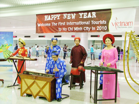 Lễ đón khách đầu năm 2010 tại Sân bay Tân Sơn Nhất