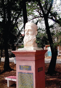 Thăm vườn tượng danh nhân y học ở Quy Hoà, Bình Định
