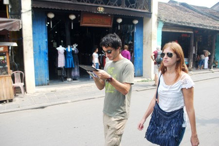 Du khách sử dụng Internet WiFi miễn phí ở Hội An. Ảnh: Dân Trí