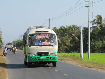 Thú vị du lịch bằng xe buýt trên đất xứ dừa Bến Tre 	