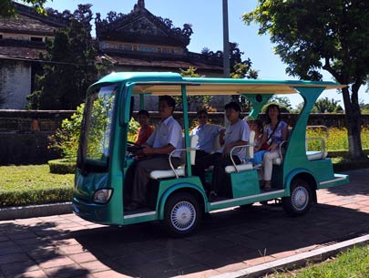 Tổ chức đưa đón khách ở Đại Nội Huế bằng xe điện