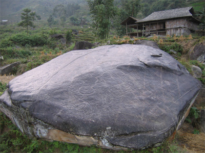 Phiến đá có những hình khắc cổ